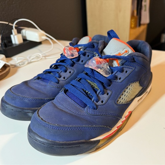 AIR JORDAN 5 RETRO LOW KNICKS (GS) BIG KIDS (DEEP ROYAL BLUE/WHITE/TEAM ORANGE) - Picture 1 of 13